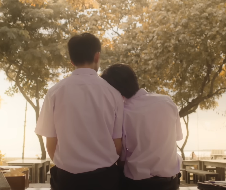 maltarumi's tweet photo. "𝐀𝐤𝐬𝐚𝐫𝐚 𝐒𝐞𝐤𝐚𝐫𝐚𝐭 𝐝𝐢 𝐁𝐚𝐥𝐢𝐤 𝐋𝐞𝐧𝐬𝐚"
Krist Singto Epistolary
#WriteYouAgain

Beberapa waktu sebelum deru mesin mobil menghancurkan ingatan, Nine diam-diam menyelipkan surat ke dalam buku Chat. Berisi sebuah harapan, perayaan sebelum kematian. https://t.co/UiL8gENT4x