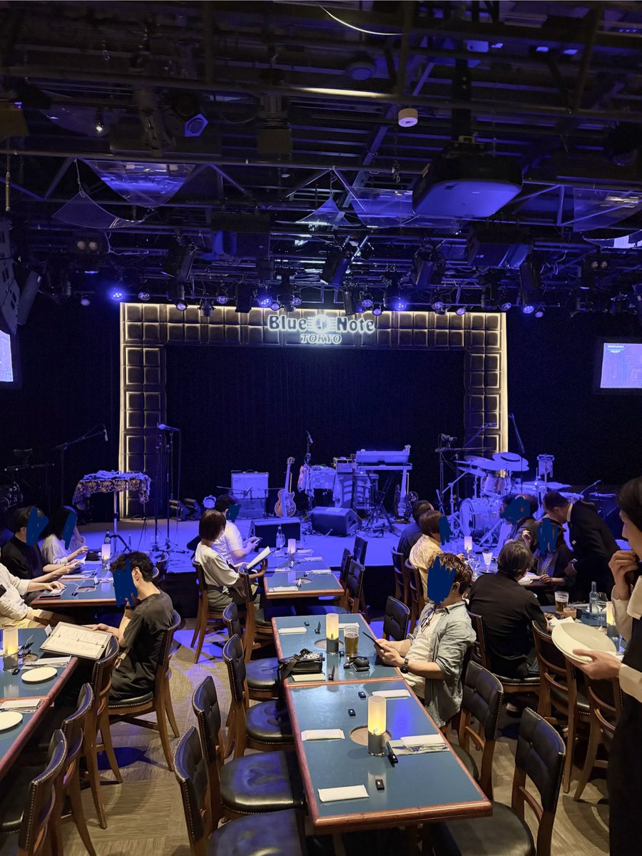 mtg2n's tweet photo. Makaya McCravenのblue note東京公演最終日2nd。
ニューアルバム「Off the Record」のコンセプト「“その場にいた”からこそ生まれた音楽の、この瞬間を楽しみ祝福する」を体現した濃厚な70分。
来日公演の度に前回を超えてくるのは本当に凄い！
#makayamccraven https://t.co/xOFgcH1AMt