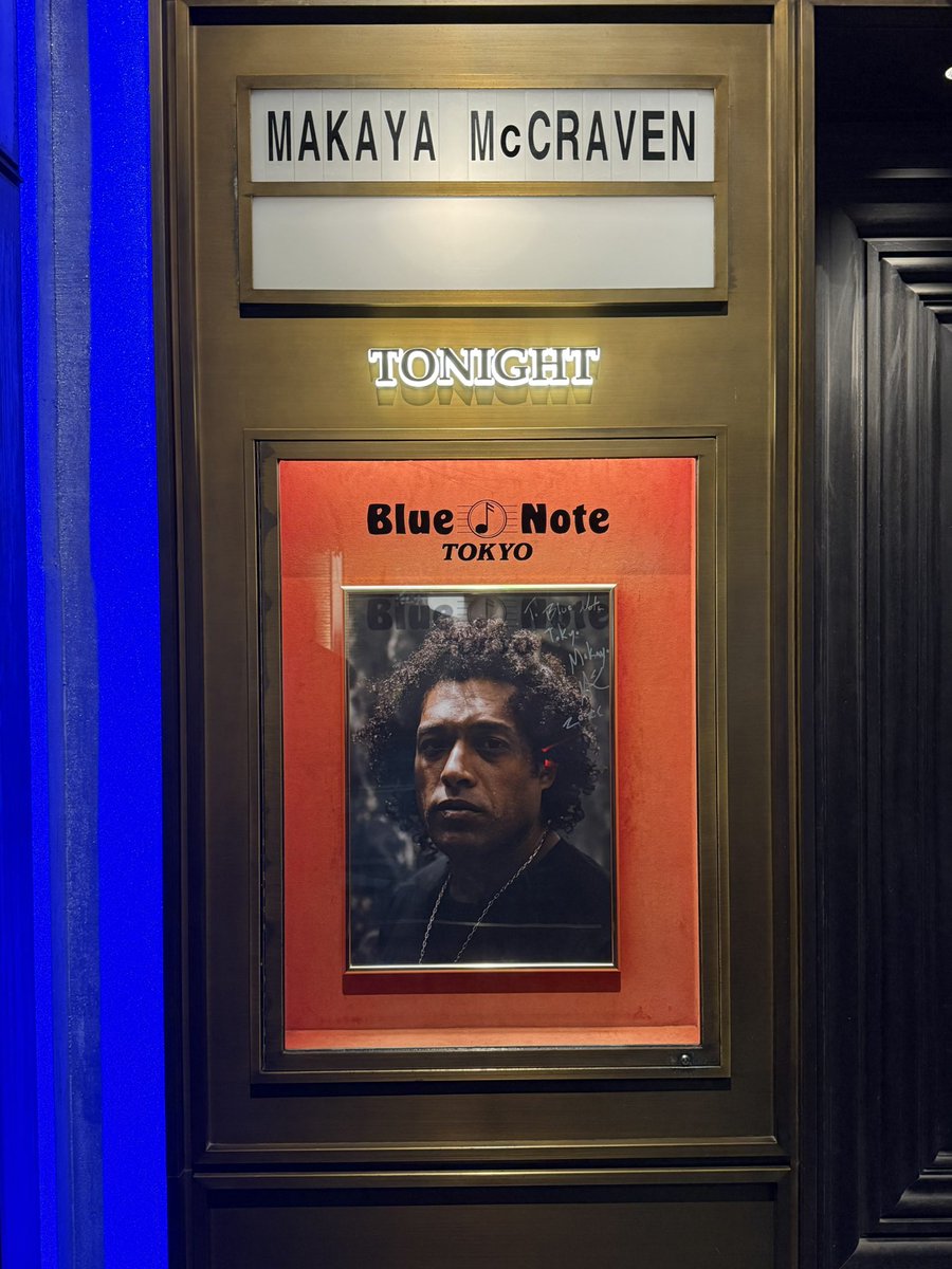 mtg2n's tweet photo. Makaya McCravenのblue note東京公演最終日2nd。
ニューアルバム「Off the Record」のコンセプト「“その場にいた”からこそ生まれた音楽の、この瞬間を楽しみ祝福する」を体現した濃厚な70分。
来日公演の度に前回を超えてくるのは本当に凄い！
#makayamccraven https://t.co/xOFgcH1AMt