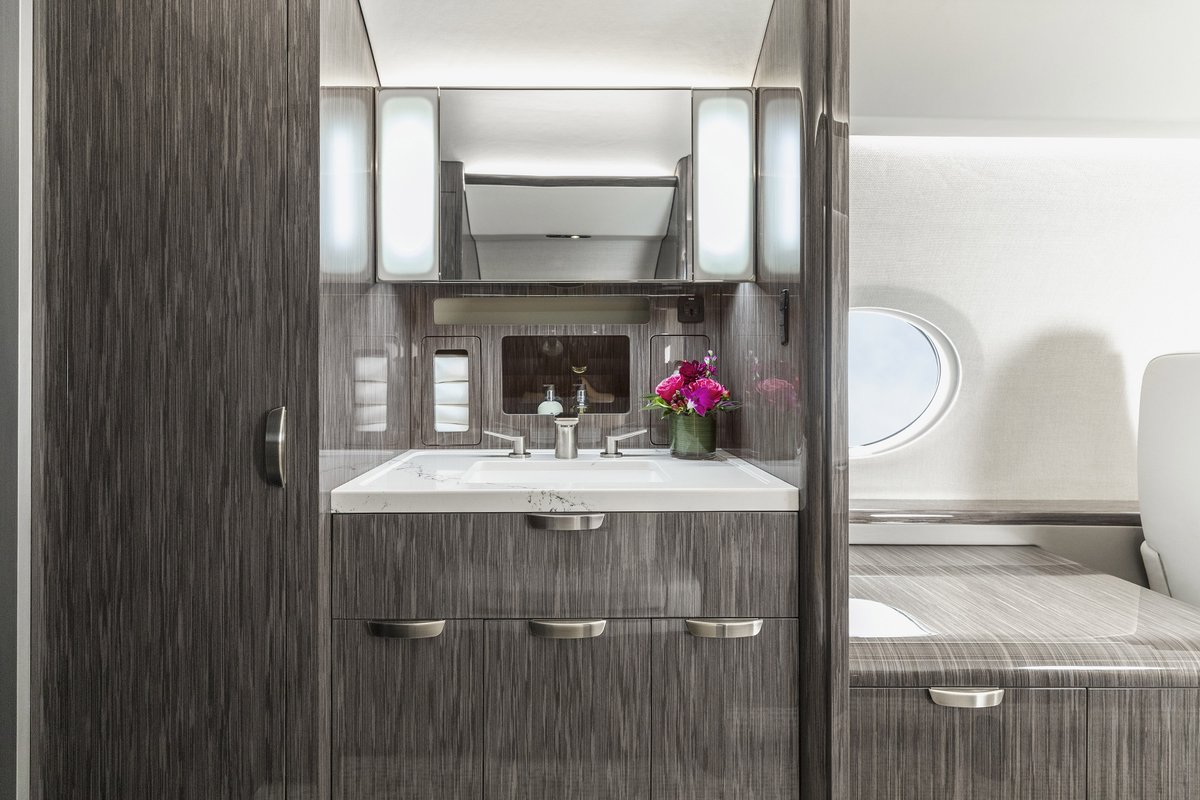 GulfstreamAero's tweet photo. When you board the all-new G300, are you turning left or right? 

Tap to explore the super-midsize class leader, featuring intuitive clean-sheet avionics and legendary Gulfstream cabin styling.

Learn more: https://t.co/N35g3nOS4d https://t.co/AghaYixUYz