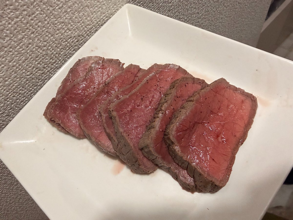 someki_ayaka's tweet photo. どうしてもお肉を提供したくて、
夜な夜なローストビーフを作る。うまこまい https://t.co/PzHA2YHKb5