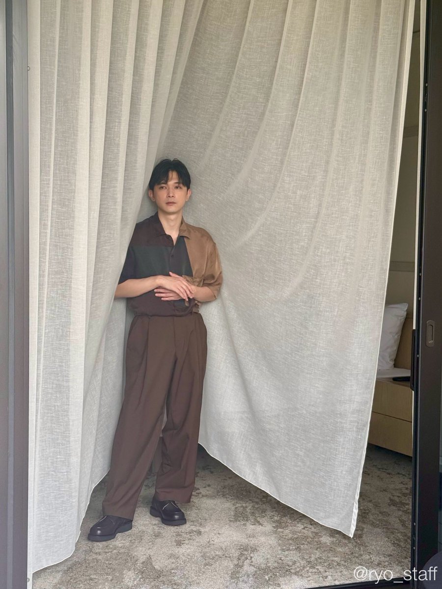 ryo_staff's tweet photo. 「CUT」書店三店目でやっと買えました（しかもラスト一冊）、とご連絡くださった方がいらっしゃいましたが、皆様もう手に取っていただけていますか？本日（正確には昨日🙇🏻‍♀️）発売 #CUT 7月号、是非読んでいただきたいインタビューとなっております😌
いつものお兄様方との、ステキな撮影セッションも📸 https://t.co/xbbjdpzUKa