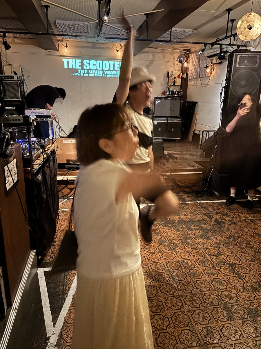 Hiroshi_ester's tweet photo. THE SCOOTERS
@ mona records

毎回このセットは最高。ターバンさんのYoung Americanがクール。小西さん、マナブさんのDJもダンスチューンの目白押し、最後はカジくんとスクーターズの東京は夜の11:00で最高の金曜日終了。卍さんありがとうございました - mod about town https://t.co/xsP6k1Nwxb
