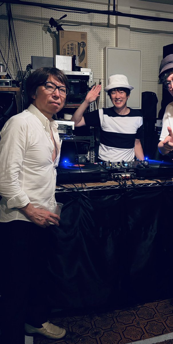 Hiroshi_ester's tweet photo. THE SCOOTERS
@ mona records

毎回このセットは最高。ターバンさんのYoung Americanがクール。小西さん、マナブさんのDJもダンスチューンの目白押し、最後はカジくんとスクーターズの東京は夜の11:00で最高の金曜日終了。卍さんありがとうございました - mod about town https://t.co/xsP6k1Nwxb