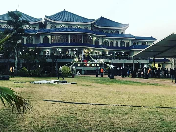 joaoeigen's tweet photo. Notícias como essa sempre me lembram da residência oficial do falecido "presidente" do Zimbábue, a "Blue Roof" de Robert Mugabe.

Mugabe foi um professor e economista que se declarava marxista-leninista e ostentava títulos acadêmicos de economia pela University of London. Liderou a guerra contra os ingleses e se tornou o ditador do Zimbábue em 1980, quando tentou emplacar a ditadura de Partido Único, a expropriação de empresas e a coletivização da agricultura, o que fora medidas desastrosas para o país. Ele, lembre-se, um "economista" formado, apelou para a notória hiperinflação e chegou a emitir as infames notas de Z$ 100 trilhões - que valiam cerca de 40 centavos do dólar americano.

Enquanto o povo do Zimbábue vivia na extrema pobreza e o país tinha um dos mais baixos IDHs do planeta, Mugabe angariou uma fortuna estimada em $ 1 bilhão de dólares e construiu alguns palacetes, como a Blue Roof. Seus filhos davam festas de aniversário onde os convidados ganhavam Iphones de última gerações banhados em ouro e possuíam dezenas de imóveis de luxo pela Europa.

Esse é o destino de toda, repito, toda revolução de caráter marxista e suas variantes: a tomada do poder por uma nova elite ainda mais poderosa, avarenta e arrogante, desta vez protegida de quaisquer críticas pelo verniz da ideologia "anticolonial" e proletária. A revolução comunista é, embora arriscada, um dos meios mais rápidos de se tornar extremamente rico, basta estar no grupinho da elite e matar seus concorrentes depois da revolução.

(Foto de uma festa na Blue Roof).