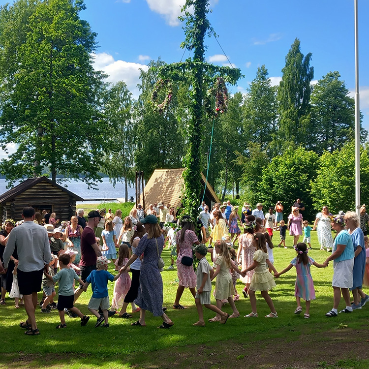 Global_Ephemera's tweet photo. Midsummer magic in Braås 🇸🇪☀️

🌿 Lake views, dancing, community spirit &amp; a peaceful pipe by the water 🚬🌅 Swedish summer at its finest! 💙✨ 

#Midsummer #Braås #Sweden #Växjö #VäxjöMidsummer https://t.co/jcmDkZM5Uw