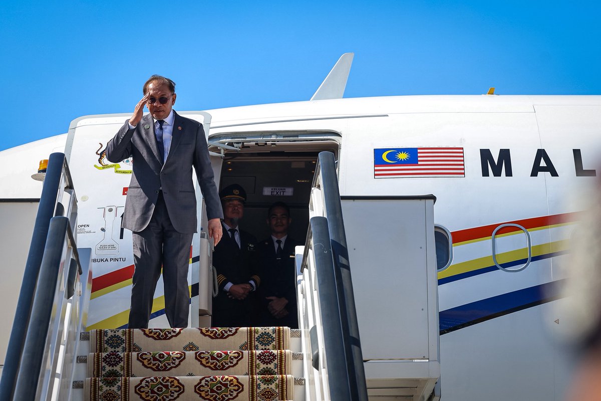 anwaribrahim's tweet photo. Alhamdulillah, selesai sudah urusan rasmi di Ashgabat, Turkmenistan. Saya bersyukur kerana lawatan ini telah mencapai matlamat yang digariskan, khususnya dalam memperkukuh hubungan persahabatan dan kerjasama strategik antara Malaysia dan Turkmenistan.

Kunjungan ini turut membuka lembaran baharu dalam usaha memperluas kerjasama dua hala dalam pelbagai bidang berkepentingan bersama, terutama sektor tenaga yang mempunyai potensi besar untuk diteroka dan dimanfaatkan demi kemakmuran kedua-dua negara. 

Saya merakamkan penghargaan kepada Presiden Serdar Berdimuhamedov serta semua pihak yang telah memberikan layanan yang cukup mesra kepada delegasi Malaysia.

Salut saya kepada pasukan kementerian, Kedutaan Besar Malaysia di Ashgabat, PETRONAS, petugas keselamatan serta rakan-rakan media yang telah memainkan peranan penting dalam memastikan kelancaran setiap urusan.

🇲🇾🇹🇲

#MalaysiaMADANI 
#MADANIbekerja
#YakinMADANI
#DiplomasiMADANI