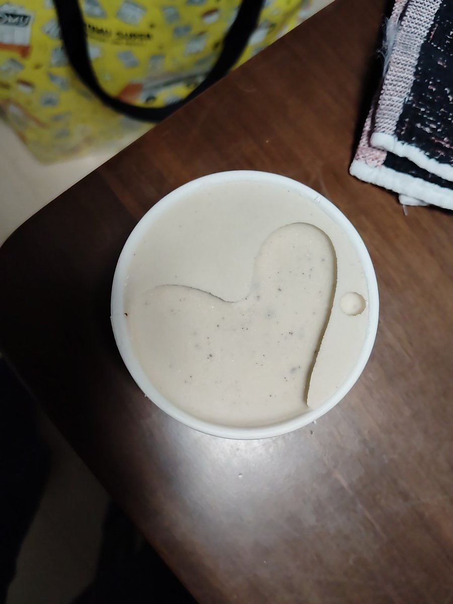 akuto5031's tweet photo. 学校から帰ってきてバカ暑かったからアイス食べようとしたらハート見っけた←

あちなみに、スーパーカップのクッキー＆クリームです(←誰も聞いてない) https://t.co/vEKX6TzcAu