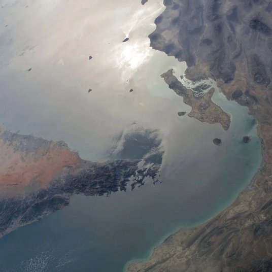 TribunePop23's tweet photo. 🇺🇸🇮🇱🇮🇷FLASH INFO - La marine du CGRI iranien a de nouveau fermé le détroit d'Ormuz, avertissant tous les navires de ne pas tenter de le franchir, suite au refus d'Israël de se retirer du Liban-Sud et aux frappes menées ce matin dans cette région ! https://t.co/PC3L3Spji3