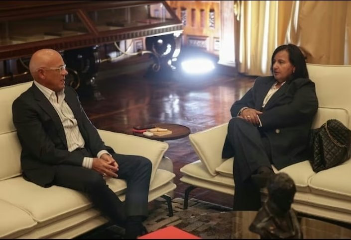 AbelardoMatas's tweet photo. La Impunidad se Impone ❓

"Supéralo, Perdonanos y Vente".

Se cumple la célebre frase de Jorge Rodríguez.

La MUD+G4 y el PSUV maquillando 30 años de corrupción, crímenes y la peor de las tragedias impuestas a Venezuela:  "Socialismo" MUD+ G4  PSUV  .
#Elfinjustificalosmedios https://t.co/YkHmbxxjqi