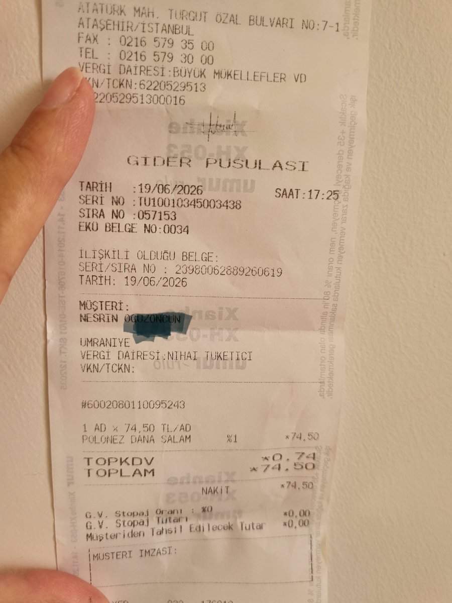 NessriNo's tweet photo. @Migros_Turkiye Eltes Gold MMM Migros'tan akşam yaptığım alışverişte rafta belirtilen indirimin faturaya yansımadığını gördüm. Müşteri Hizmetlerine gittim önce ürünleri getirin dediler.  Konuyu müdüre aktardım. İteliyor musunuz deyince sinirlendi. Siz hata yapacaksınız biz mi tatlı davranacağız? https://t.co/T4DTlViv3q