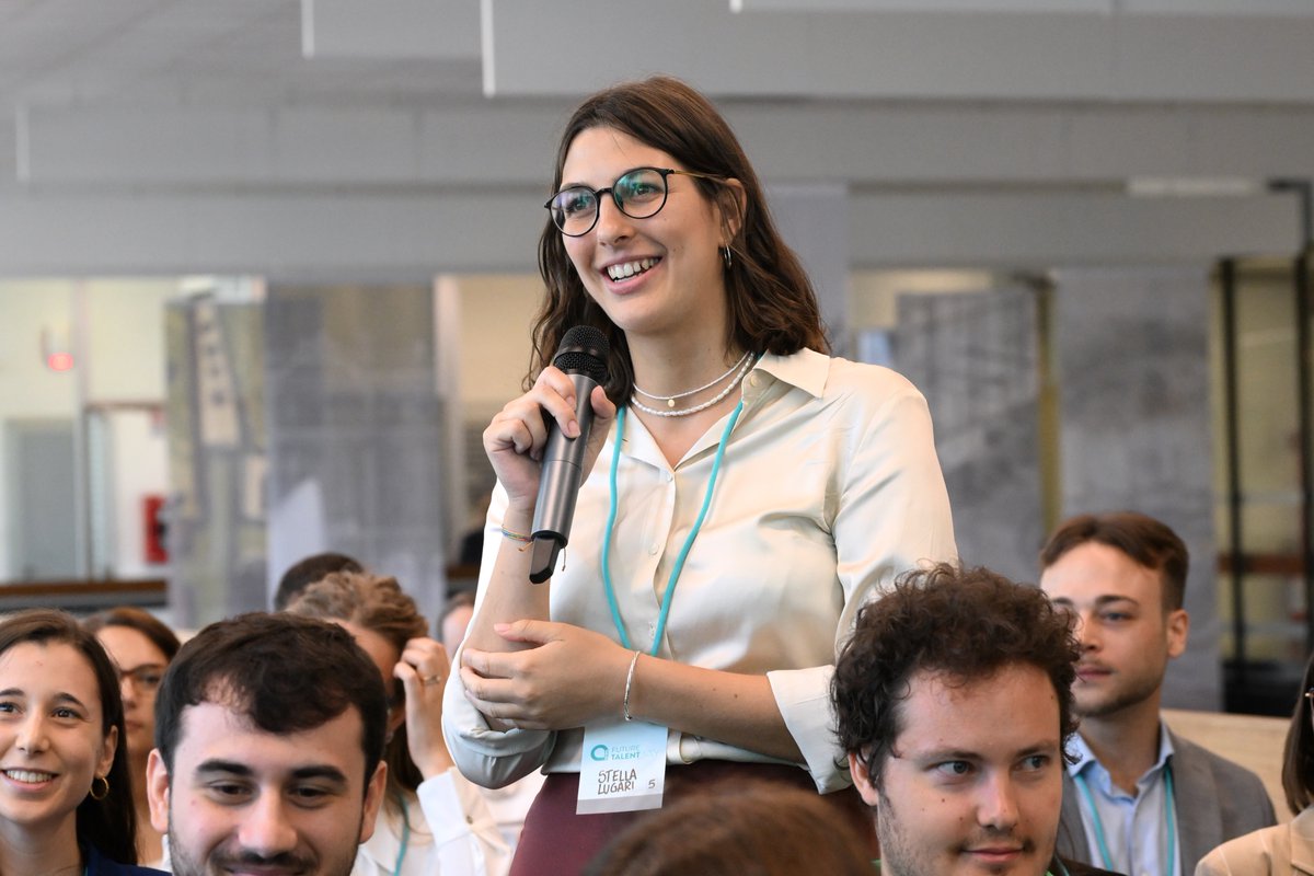 AceaGruppo's tweet photo. Abbiamo accolto giovani laureandi e neolaureati per il secondo appuntamento del Future Talent Day, un evento dedicato all’incontro, all’ascolto e alla scoperta di nuovi talenti e delle prospettive offerte dai diversi business.

La giornata si è aperta con il saluto di benvenuto di Emiliano Ranati, Chief People & Security Officer, e di Emiliano Maria Cappuccitti, Deputy Chief People & Security Officer, che hanno presentato la nostra azienda.

A seguire, spazio alla conoscenza reciproca. In sessanta secondi, ciascun partecipante ha raccontato il proprio percorso formativo, le competenze sviluppate e le ambizioni per il futuro. Allo stesso modo, i nostri manager e professionisti hanno condiviso le esperienze personali e lavorative, ripercorrendo le tappe che hanno caratterizzato la propria carriera.

Un confronto autentico che ha trasmesso un messaggio importante: il punto di partenza non coincide mai con quello di arrivo e la crescita passa attraverso curiosità, formazione continua, determinazione e capacità di seguire le proprie passioni.

I partecipanti hanno inoltre sostenuto colloqui conoscitivi con i recruiter e hanno potuto conoscere da vicino il nostro mondo attraverso una visita guidata al Museo Acea Heritage e un’esperienza immersiva con i visori VR, che ha consentito di esplorare infrastrutture strategiche come l’Acquedotto del Peschiera.

Un’iniziativa speciale che ha permesso di incontrare nuovi talenti e valorizzare il dialogo tra generazioni, competenze ed esperienze diverse.

#Acea #FutureTalentDay #TalentAttraction