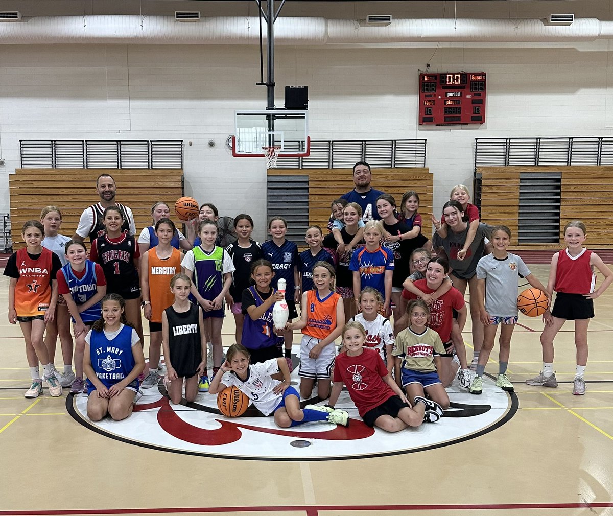 LWCGBasketball's tweet photo. Our LWC summer GBB camps are in the books! 🏀

Awesome 2️⃣ weeks wrapped up with:

✅ Jersey Day! ⛹️‍♀️
✅ Popsicles &amp; Prizes! 🎁
✅ Poster Autographs! 📸

Great job to our Youth-Jr. High- HS players! 💪

@LWCKnights @LWCentralKnight https://t.co/3gtnrQriCH