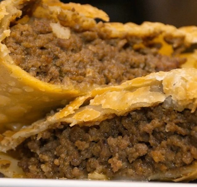 aylinsdiaries's tweet photo. Pastel de strogonoff ou de carne? https://t.co/NoOpDSbOEr