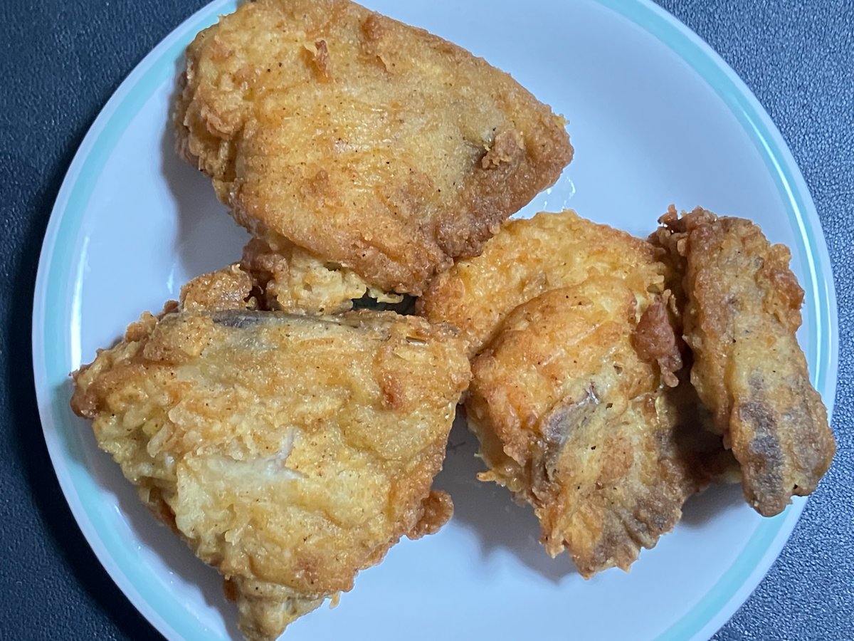 ArmadiRyo's tweet photo. やはりケンタのチキンは至高🌝✨
キンキンの黒ラベルと合わせると幸せを体現している。
ワイルドターキーのハイボールをスーパーで見かけたから買ったけど、ファミマで売ってたやつとの違いはあるのかな？ https://t.co/8C49izpntz