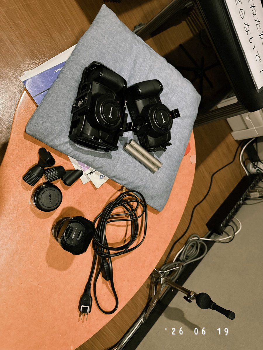 wao_tei_studio's tweet photo. Pocket Cinema Camera 4K x3(見えてるのは2台)+ Panasonic 20m f1.7 + Leica 25mm f1.4 + Leica 8-18mm f2.8-4、RODE NT-5 x2 + MXL CR21。全部定点撮影なんだけど今日もいい仕事してくれました。 #Blackmagic #BMPCC #Leica #WAO亭 #収録 https://t.co/RSWMVFqRRg