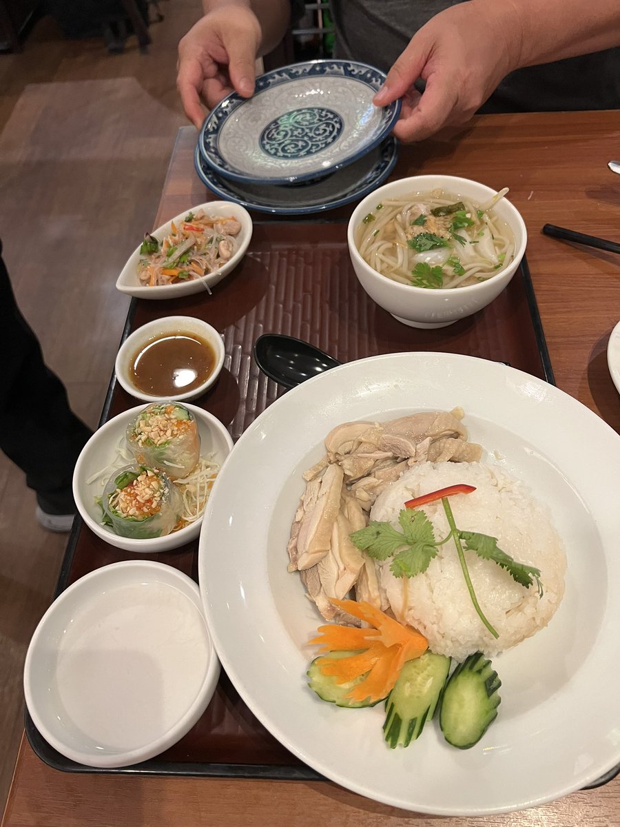 yoshi00035's tweet photo. 今日はアジアン料理で充電器　明日はラスト４日目 https://t.co/rMUk7xbN2F