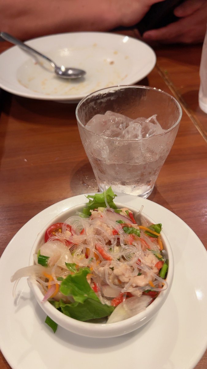 yoshi00035's tweet photo. 今日はアジアン料理で充電器　明日はラスト４日目 https://t.co/rMUk7xbN2F