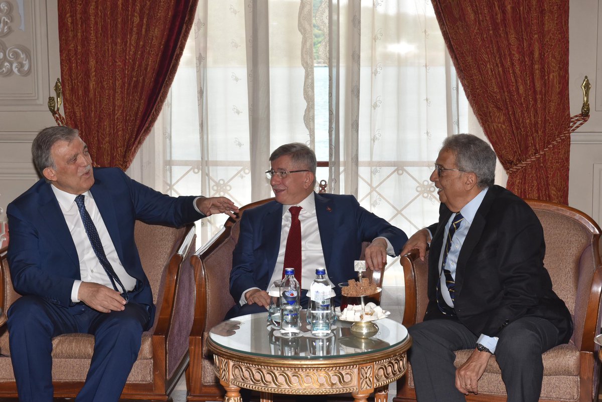 Ahmet_Davutoglu's tweet photo. Erbakan Hocamızın, İslam ülkelerinin ekonomik ve siyasi alanda güçlü birer aktör haline gelmeleri, geleceklerini ortak bir vizyonla inşa etmeleri gayesiyle temellerini attığı D-8’in İstanbul’da düzenlenen 29. Kuruluş Yıl Dönümü etkinliğine katıldık.

Hem bölgemizin hem de dünyanın içinden geçtiği kritik dönemin kapsamlı şekilde değerlendirildiği zirvede, önce değerli dostum, İran Eski Dışişleri Bakanı Manuçher Muttaki ile İran-ABD arasında yürütülen müzakereleri ele aldık. Bu sürecin dost ve kardeş İran’a ve bölgemize muhtemel etkilerini değerlendirme, gelişmelerin perde arkasını etraflıca istişare etme fırsatı bulduk.

Ardından yine geçmişte birlikte çalışma imkânı bulduğumuz değerli dostlarım, Mısır Eski Dışişleri Bakanı Amr Moussa ve Manuçher Muttaki ile bir araya gelerek, başta Gazze’de yaşanan insanlık trajedisi ve soykırım olmak üzere bölgemizdeki son gelişmeleri değerlendirdik.

Türkiye, Mısır ve İran; ortak tarihleri, medeniyet birikimleri ve stratejik ağırlıklarıyla bölgemizin üç güçlü aktörüdür. Bölgemizde kalıcı istikrarın, huzurun ve adil bir düzenin tesisi için bu üç ülkenin geçmişte olduğu gibi bugün de birlikte çalışması; tecrübelerinden ve ortak birikimlerinden istifade ederek yarını birlikte inşa etmesi büyük önem taşımaktadır.

Bölgemizin kaderi dış müdahalelerle değil, kendi halklarının iradesi, kendi devletlerinin iş birliği ve kendi medeniyet değerlerinin rehberliğinde şekillenmelidir. Bu doğrultuda gerçekleştirilen her istişare ve diyalog, ortak geleceğimiz adına kıymetli bir adımdır.