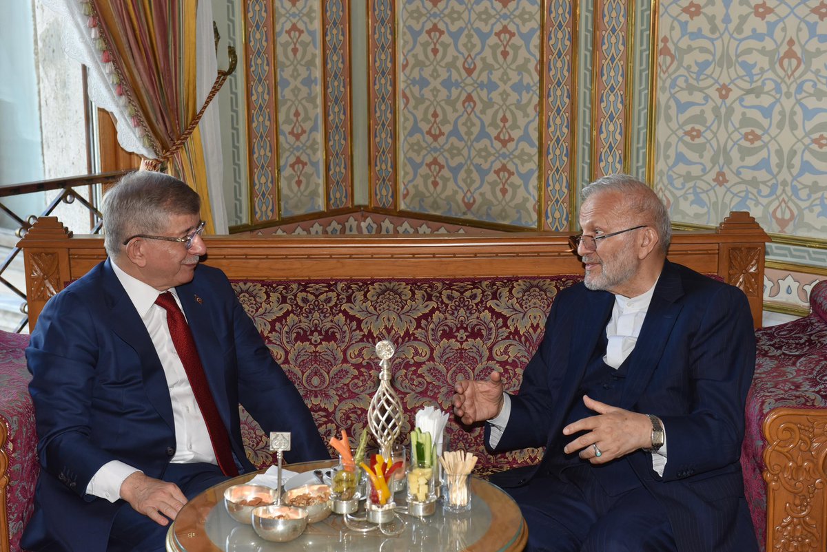 Ahmet_Davutoglu's tweet photo. Erbakan Hocamızın, İslam ülkelerinin ekonomik ve siyasi alanda güçlü birer aktör haline gelmeleri, geleceklerini ortak bir vizyonla inşa etmeleri gayesiyle temellerini attığı D-8’in İstanbul’da düzenlenen 29. Kuruluş Yıl Dönümü etkinliğine katıldık.

Hem bölgemizin hem de dünyanın içinden geçtiği kritik dönemin kapsamlı şekilde değerlendirildiği zirvede, önce değerli dostum, İran Eski Dışişleri Bakanı Manuçher Muttaki ile İran-ABD arasında yürütülen müzakereleri ele aldık. Bu sürecin dost ve kardeş İran’a ve bölgemize muhtemel etkilerini değerlendirme, gelişmelerin perde arkasını etraflıca istişare etme fırsatı bulduk.

Ardından yine geçmişte birlikte çalışma imkânı bulduğumuz değerli dostlarım, Mısır Eski Dışişleri Bakanı Amr Moussa ve Manuçher Muttaki ile bir araya gelerek, başta Gazze’de yaşanan insanlık trajedisi ve soykırım olmak üzere bölgemizdeki son gelişmeleri değerlendirdik.

Türkiye, Mısır ve İran; ortak tarihleri, medeniyet birikimleri ve stratejik ağırlıklarıyla bölgemizin üç güçlü aktörüdür. Bölgemizde kalıcı istikrarın, huzurun ve adil bir düzenin tesisi için bu üç ülkenin geçmişte olduğu gibi bugün de birlikte çalışması; tecrübelerinden ve ortak birikimlerinden istifade ederek yarını birlikte inşa etmesi büyük önem taşımaktadır.

Bölgemizin kaderi dış müdahalelerle değil, kendi halklarının iradesi, kendi devletlerinin iş birliği ve kendi medeniyet değerlerinin rehberliğinde şekillenmelidir. Bu doğrultuda gerçekleştirilen her istişare ve diyalog, ortak geleceğimiz adına kıymetli bir adımdır.