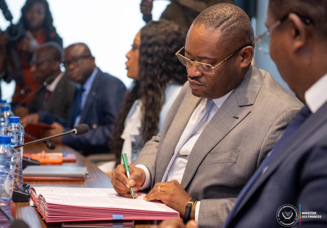tresorkanda2's tweet photo. #RDC : MARCHÉ BOURSIER DE KINSHASA, LA RDC FRANCHIT UNE NOUVELLE ÉTAPE DÉCISIVE : 

Sous le leadership du Ministre des Finances, Doudou Fwamba Likunde Li-Botayi, l’impulsion du Président de la République, Félix Tshisekedi, et la coordination de la Première Ministre, Judith Suminwa Tuluka, le Gouvernement congolais et la Société financière internationale (SFI) ont signé un protocole de partenariat stratégique visant à accompagner la mise en place de la future Bourse de Kinshasa.

Cette coopération a pour objectif de développer le cadre réglementaire, les infrastructures du marché financier ainsi que les capacités des différents acteurs, afin de favoriser l’investissement, le financement des entreprises et la croissance économique du pays.

Cette initiative marque une avancée majeure dans la modernisation du système financier national et renforce l’ambition de faire de Kinshasa un véritable hub financier régional au service du développement de la RDC.

@financesrdc 
@LikundeR 
@SuminwaJudith 
@Presidence_RDC 
@Anthony_Nkinzo 
@TinaSalama2 
@PrimatureRDC 
@PatrickTetePT 
@MuadiLaeticia 
@PatrickMuyaya