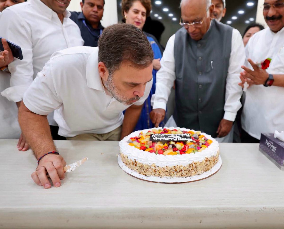 ManDeepBhut1's tweet photo. Happy birthday Rahul Gandhi ji God bless you with lots of joy happiness always be happy and healthy best wishes for you dear sir and also wishes for to be a next PM❤️🎂 https://t.co/iGZA8v03P1