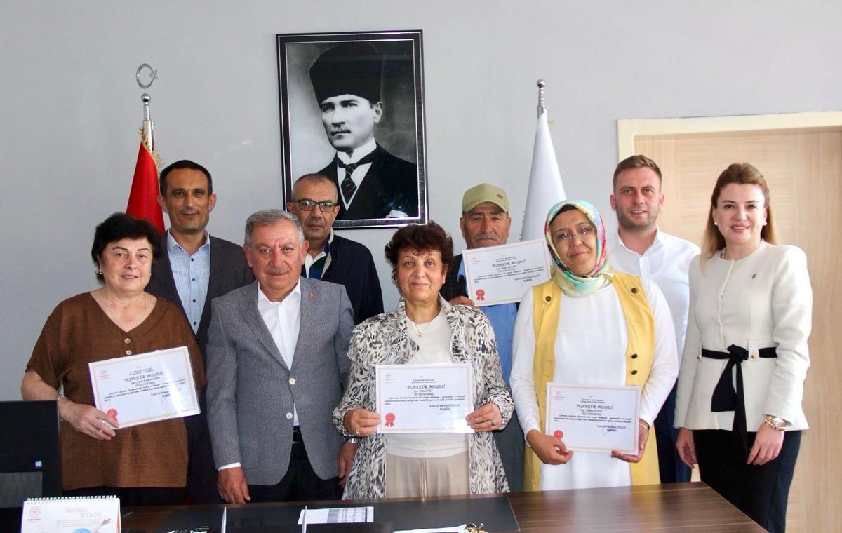 dhsivas's tweet photo. Hastanemizde uzun yıllar özveriyle görev yaparak emekliye ayrılan personellerimize, kurumumuza sundukları değerli hizmetler dolayısıyla Başhekimimiz Uzm. Dr. Hüseyin Gökgöz tarafından “Teşekkür Belgesi” takdim edildi. https://t.co/hsvuCXjt3q