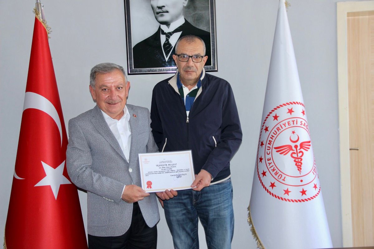 dhsivas's tweet photo. Hastanemizde uzun yıllar özveriyle görev yaparak emekliye ayrılan personellerimize, kurumumuza sundukları değerli hizmetler dolayısıyla Başhekimimiz Uzm. Dr. Hüseyin Gökgöz tarafından “Teşekkür Belgesi” takdim edildi. https://t.co/hsvuCXjt3q