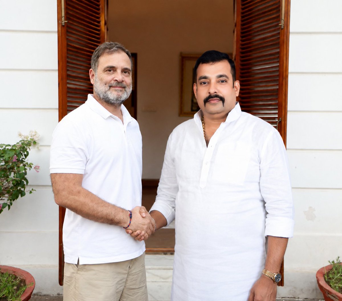 iRameshydvRJD's tweet photo. लोकसभा में नेता प्रतिपक्ष आदरणीय श्री राहुल गांधी जी को जन्मदिवस की हार्दिक शुभकामनाएँ।

ईश्वर से आपके उत्तम स्वास्थ्य, दीर्घायु जीवन और देशहित में निरंतर आगे बढ़ने की कामना करता हूँ।

@RahulGandhi https://t.co/7B1lVIdPyH
