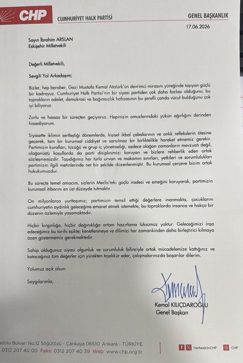 arslanibrahimss's tweet photo. Bugün TBMM’deki çalışma odama, CHP Genel Sekreterliği aracılığıyla Sayın Kemal Kılıçdaroğlu imzalı bir mektup ulaştırıldı.

Ancak bugün CHP’nin önündeki mesele mektup göndermek değil; 
örgütün ortaya koyduğu iradeye saygı gösterip göstermemektir.

Mektupta birlik ve beraberlikten söz ediliyor. O halde soralım:

Grup başkan vekillerimizi, Milletvekillerimizi, il başkanlarımızı kesin ihraç talebiyle disipline sevk eden,
İl başkanlarını ve yöneticilerini görevden alan,
Örgüt üzerinde tasfiye baskısı kuran bir anlayış hangi birlikten, hangi beraberlikten söz etmektedir?

Mektupta kurallardan ve tüzükten söz ediliyor.

O halde 833 kurultay delegesinin noter onaylı Seçimli Olağanüstü Kurultay talebi neden görmezden gelinmektedir?

Demokratik siyasette meşruiyetin kaynağı kişiler değil; üyelerin, delegelerin ve örgütün iradesidir.

CHP’nin ihtiyacı mektup değil, en geç 45 gün içinde olağanüstü kurultayı toplayarak örgütün hakemliğine başvurmaktır. 

İktidarın en büyük beklentisi CHP’nin yıpranması, zayıflaması ve bölünmesidir.

Bu oyunu bozmanın, partimizi yeniden birleştirmenin ve gerçek anlamda birlik ve beraberliği sağlayarak iktidara yürümenin yolu açıktır:

Derhal Olağanüstü Seçimli Kurultay toplanmalı, son sözü yeniden CHP örgütü söylemelidir.

Örgüt iradesini yok sayan her söylem, her tasarruf ve her siyasi mühendislik girişimi de benim nazarımda siyasi bir mutlak butlandır. 
#İbrahimArslan

@eczozgurozel @tbmmozgurozel @ozgurozeliletsm @CAOIletisim1