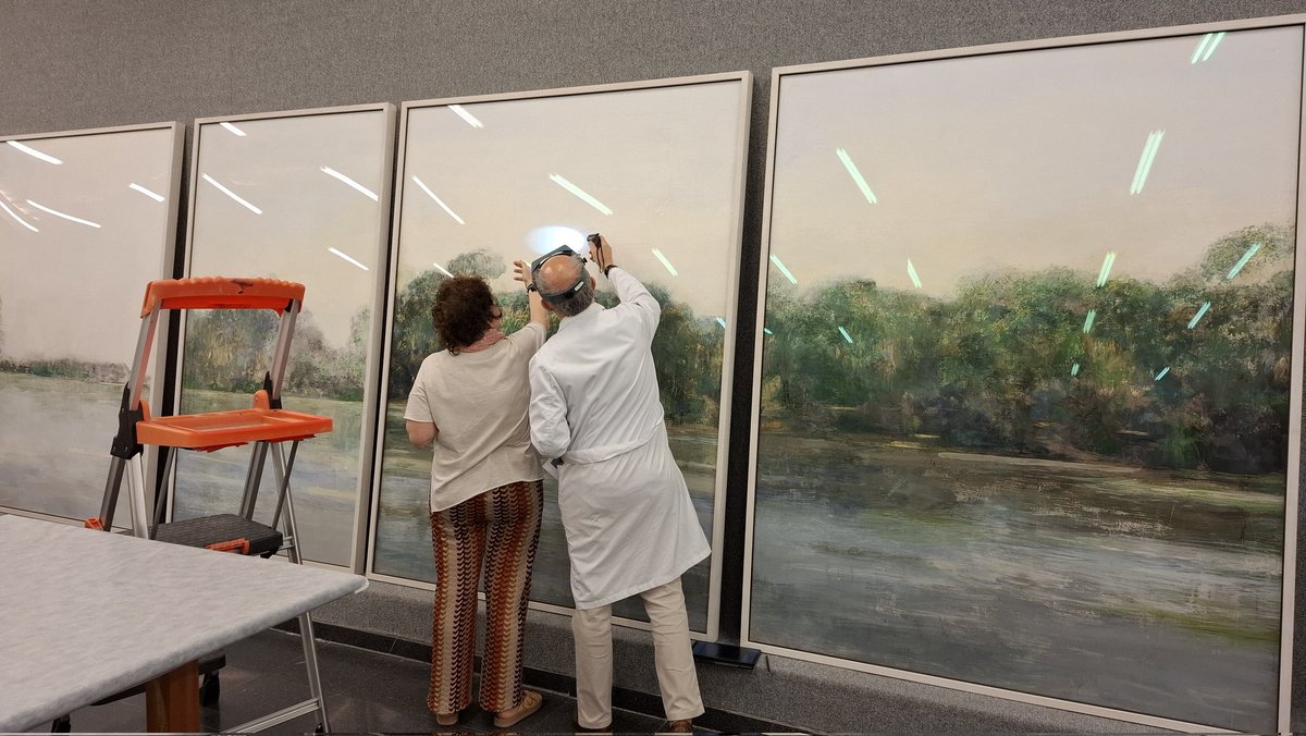 RestauraThyssen's tweet photo. Ya hemos chequeado, junto a los correos desde cada museo,  las casi 80 obras que van a formar parte de la exposición de la artista sevillana "Carmen Laffón. Variaciones".
Hay obras como óleos en lienzo, obras de carboncillo sobre papel,  esculturas en bronce o escayola. https://t.co/gZm3aJdXOp