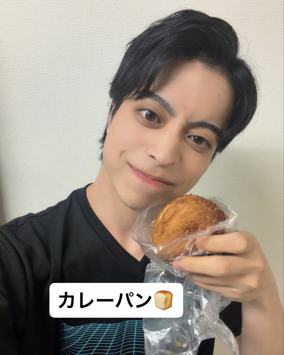 LEON_TERASHIMA's tweet photo. 本日も #東少孫悟空 稽古でした🥒

持っていったネタでチャレンジしてチェックをもらう日々。楽しい！パンもらったし︎ ︎☺︎

応援札はあと2日！
既に送ってくださった方々ありがとうございます🤝

 #劇団東少 

チケット➡️ https://t.co/paj2RqxQk2
応援札➡️ https://t.co/B2N6Bpe0VL https://t.co/9pVPtVVdON