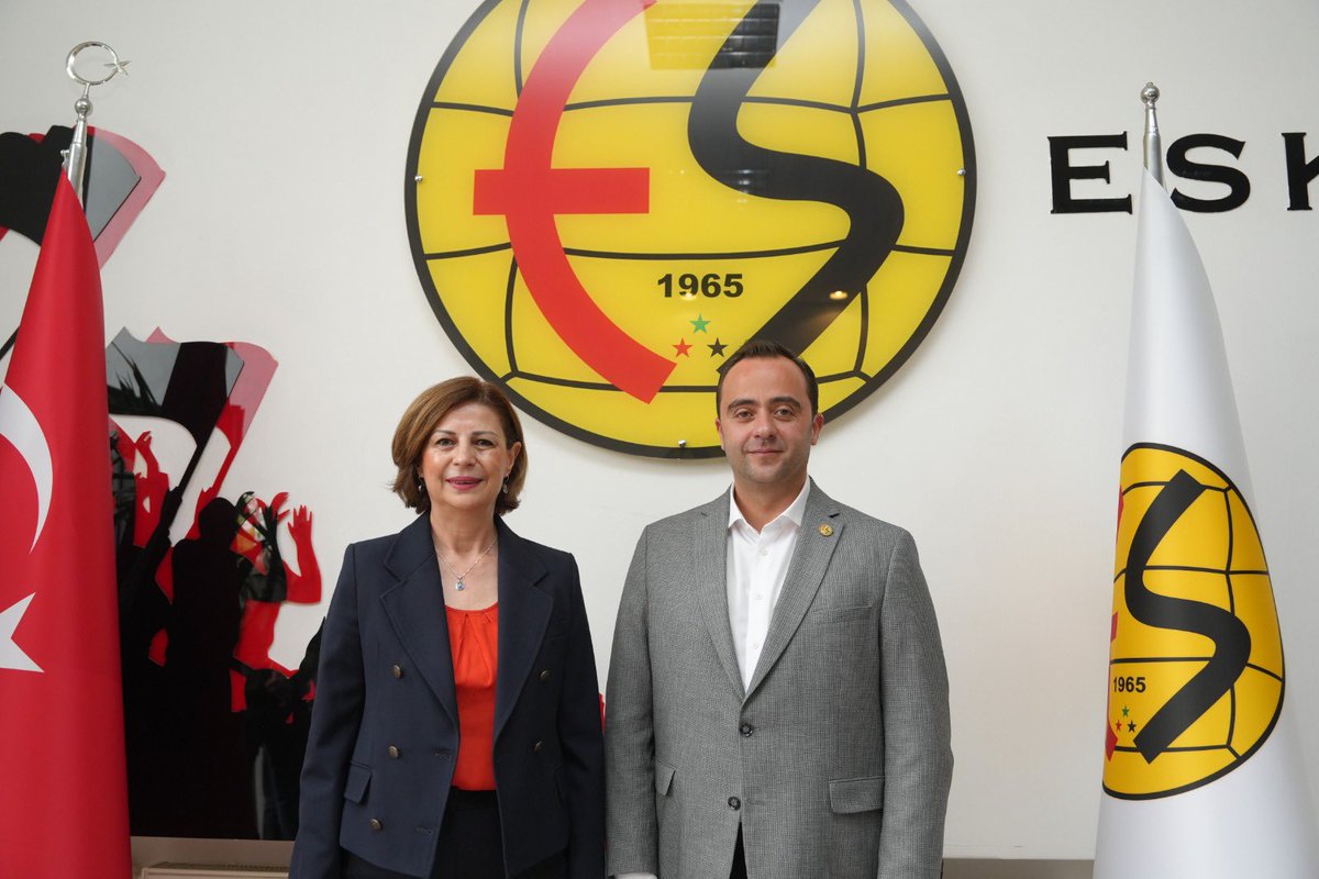 ayseunluce's tweet photo. Adınla, şanınla sen çok yaşa! 🖤❤️ @Eskisehirspor 

Eskişehirspor’umuzun 61. kuruluş yıl dönümünde, meclis üyelerimizle birlikte kulübümüzü ziyaret ettik.

61 yıldır bu kentin sevinci, heyecanı ve gururu olan Eskişehirspor’umuzun her zaman yanındayız.

Anadolu efsanesinin kuruluş yıl dönümünü kutluyor, o günden bugüne kulüpte emeği olan herkese teşekkür ediyorum.