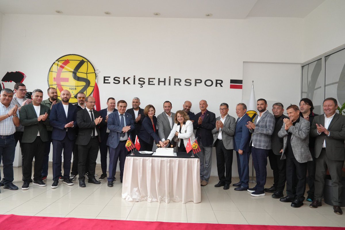 ayseunluce's tweet photo. Adınla, şanınla sen çok yaşa! 🖤❤️ @Eskisehirspor 

Eskişehirspor’umuzun 61. kuruluş yıl dönümünde, meclis üyelerimizle birlikte kulübümüzü ziyaret ettik.

61 yıldır bu kentin sevinci, heyecanı ve gururu olan Eskişehirspor’umuzun her zaman yanındayız.

Anadolu efsanesinin kuruluş yıl dönümünü kutluyor, o günden bugüne kulüpte emeği olan herkese teşekkür ediyorum.