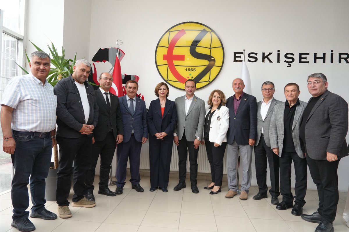 ayseunluce's tweet photo. Adınla, şanınla sen çok yaşa! 🖤❤️ @Eskisehirspor 

Eskişehirspor’umuzun 61. kuruluş yıl dönümünde, meclis üyelerimizle birlikte kulübümüzü ziyaret ettik.

61 yıldır bu kentin sevinci, heyecanı ve gururu olan Eskişehirspor’umuzun her zaman yanındayız.

Anadolu efsanesinin kuruluş yıl dönümünü kutluyor, o günden bugüne kulüpte emeği olan herkese teşekkür ediyorum.