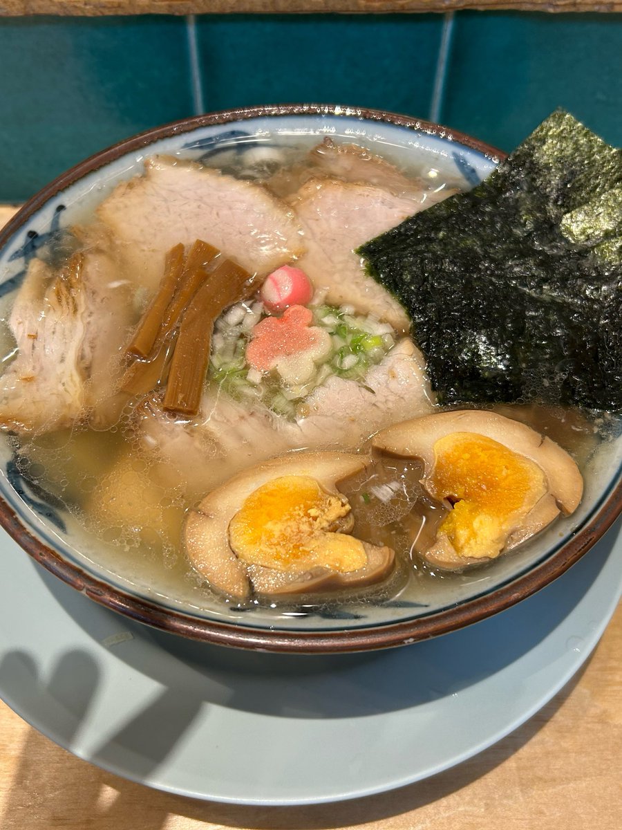 dama0624's tweet photo. 新橋でも追加ラーメン。
塩分強って思ったけど、それって美味しいってことだね。 https://t.co/xKgBVA0VnR