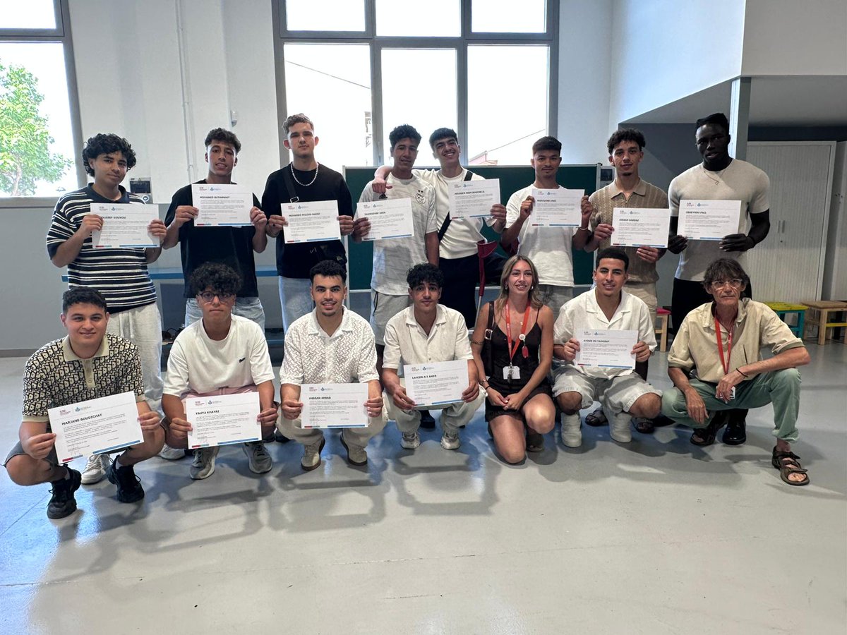 SJDTerresLleida's tweet photo. 🎓 22 joves han rebut avui les orles dels Programes de Formació i Inserció (PFI) de Fusteria i Instal·lació de Mobles i d’Auxiliar de Construcció que impulsem a @SJDTerresLleida. https://t.co/xhvIJIZPxJ
