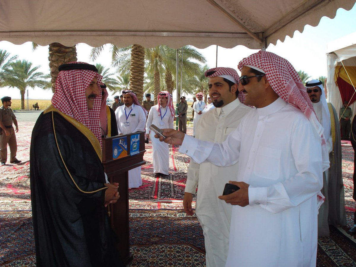 Salem_Alrajh's tweet photo. رحيل بندر العمار 
الصحافي الموهوب

«بندر العمار» اسمٌ يعرفه الناس، والمسؤولين، ورؤساء التحرير، والورق، وتعرفه كل حبات الرمال التي عاش حولها وتوفي فيها.

ولد «بندر العمار» في عام 1973 م، وصنع لنفسه اسما ثقيلا في الصحافة السعودية، من خلال عمله بصحف: الوطن، الشرق، مكة، وساهم بشكل مباشر بتطوير الفنون الصحافية على مستوى منطقة حائل، وتميز بجرأته ووطنيته، ومتابعته للقضايا الإنسانية، مع اهتمام كبير بالثقافة والقراءة والشعر.

لم يكن العمار يسعى في يومٍ من الأيام أن يكون الإعلام مطية لأهداف شخصية، لذلك حينما أراد أن يتوارى عن المهنة اختار السلام بدل المقاومة، بعد أن انطفى الشغف وابتعد القارئ. 
توفي العمار يوم الأربعاء 17 يونيو 2026. 

جاء يطل وغلب الكل
من المنتديات إلى التنقل بين أكبر الصحف السعودية، تعكس مسيرة «بندر العمار» المهنية عصاميته وإصراره وشغفه التلقائي بالإعلام والمتابعة.
بدأ العمار مسيرته في إنشاء منتدى خاص لمحافظته "جبة"، ثم نشط في ملتقيات فضاء حائل، ولم يكن يخطط أن "يحترف" العمل الصحافي.

لكن عام 2007 كان فاصلا في حياته، لأن نشاطه ومتابعته للقضايا أغرى مدير مكتب صحيفة الوطن بحائل "خضير الشريهي" الذي عرض عليه الانضمام للصحيفة، لتبدأ مسيرته الفعلية في بلاط صاحبة الجلالة.
وعلى مستوى منطقة حائل ساهم دخول بندر بتطوير الفنون الصحافية، من خلال تبنيه للقصة الصحافية خصوصا القصص الإنسانية، إلى جانب الصحافة الاستقصائية. 

وبعد سنتين فقط من دخوله لعالم الإعلام، حصل على جائزة الصحافي المميز في صحيفة الوطن، ثم انتقل لصحيفة الشرق، وبعدها لصحيفة مكة. 

مادته قضيته
لم يكن «بندر العمار» مجرد صحافي يؤدي مهامه بالكتابة والنشر، بل كان يعتبر المادة قضيته الشخصية، لذلك كان لا يكتفي بنشر الموضوع، بل يستمر في متابعتها وتطوراتها.

أنسنة الصحافة
القصة الإنسانية كانت هي الفن الذي استحوذ على نشاط بندر، يساعده في ذلك أسلوبه الروائي والتشويقي الذي أخذه من قريته وحكاياتها. 

متابعة نهمة
كان يهوى متابعة الأخبار على كافة الأصعدة، هذا الأمر جعل لدين نظرة شمولية للقصص والمواضيع التي يتناولها، من خلال ربطها بالأحداث، وتوظيفها في السياق المناسب.

معالجة متفردة
موهبة بندر العمار الفطرية، لم تكن تتوقف عند الالتقاطة، لكنها تتعدى لطريقة المعالجة التي كانت دائما بعيدة عن التقليدية. 

الغيرة الوطنية
حسه الوطني كان هو السر وراء جرأته في التناول، وهو المحرض المباشر له على طرح المواضيع الحساسة.

نهاية مرحلة الصحافة
متابعة العمار النهمة، جعلت لديه نظرة استباقية، ففي عام 2016 قرر التوقف عن الركض في بلاط صاحبة الجلالة برغبة شخصية منه، لأنه كان مؤمنا أن عصر الصحافة الورقية انتهى، وأن القارئ أشاح النظر عنها، لذلك لا يوجد دافع للاستمرار.

محب ومحبوب
يحمل العمار بين أضلعه قلبا نقيا، وشخصية تلقائية عفوية، لا تحمل الضغينة والكره لأحد، أما كرمه المادي فليس مستغربا من أحد أبناء محافظة جبة - شمال حائل - التي اقتلع أهلها أبواب بيوتهم، لكن كرمه المادي كان مقرونا بكرم معنوي لا حدود له. 
وعلى صعيد الأسرة تحمل بندر مسؤوليات جسام يحمله في ذلك بره العظيم بوالدته.

رحم الله الزميل «بندر العمار» وأسكنه الجنة وألهم ذويه الصبر والطمأنينة. 

@SalmanAldosary