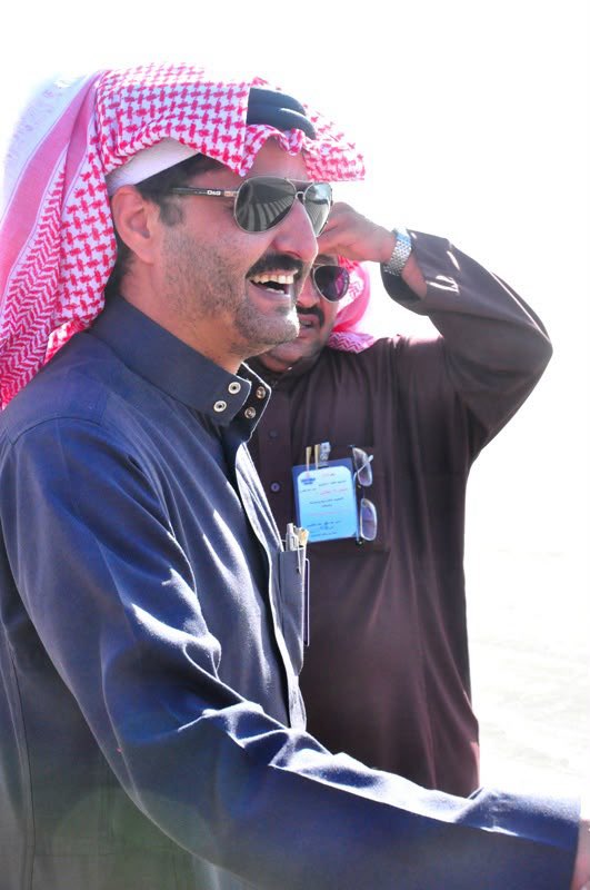Salem_Alrajh's tweet photo. رحيل بندر العمار 
الصحافي الموهوب

«بندر العمار» اسمٌ يعرفه الناس، والمسؤولين، ورؤساء التحرير، والورق، وتعرفه كل حبات الرمال التي عاش حولها وتوفي فيها.

ولد «بندر العمار» في عام 1973 م، وصنع لنفسه اسما ثقيلا في الصحافة السعودية، من خلال عمله بصحف: الوطن، الشرق، مكة، وساهم بشكل مباشر بتطوير الفنون الصحافية على مستوى منطقة حائل، وتميز بجرأته ووطنيته، ومتابعته للقضايا الإنسانية، مع اهتمام كبير بالثقافة والقراءة والشعر.

لم يكن العمار يسعى في يومٍ من الأيام أن يكون الإعلام مطية لأهداف شخصية، لذلك حينما أراد أن يتوارى عن المهنة اختار السلام بدل المقاومة، بعد أن انطفى الشغف وابتعد القارئ. 
توفي العمار يوم الأربعاء 17 يونيو 2026. 

جاء يطل وغلب الكل
من المنتديات إلى التنقل بين أكبر الصحف السعودية، تعكس مسيرة «بندر العمار» المهنية عصاميته وإصراره وشغفه التلقائي بالإعلام والمتابعة.
بدأ العمار مسيرته في إنشاء منتدى خاص لمحافظته "جبة"، ثم نشط في ملتقيات فضاء حائل، ولم يكن يخطط أن "يحترف" العمل الصحافي.

لكن عام 2007 كان فاصلا في حياته، لأن نشاطه ومتابعته للقضايا أغرى مدير مكتب صحيفة الوطن بحائل "خضير الشريهي" الذي عرض عليه الانضمام للصحيفة، لتبدأ مسيرته الفعلية في بلاط صاحبة الجلالة.
وعلى مستوى منطقة حائل ساهم دخول بندر بتطوير الفنون الصحافية، من خلال تبنيه للقصة الصحافية خصوصا القصص الإنسانية، إلى جانب الصحافة الاستقصائية. 

وبعد سنتين فقط من دخوله لعالم الإعلام، حصل على جائزة الصحافي المميز في صحيفة الوطن، ثم انتقل لصحيفة الشرق، وبعدها لصحيفة مكة. 

مادته قضيته
لم يكن «بندر العمار» مجرد صحافي يؤدي مهامه بالكتابة والنشر، بل كان يعتبر المادة قضيته الشخصية، لذلك كان لا يكتفي بنشر الموضوع، بل يستمر في متابعتها وتطوراتها.

أنسنة الصحافة
القصة الإنسانية كانت هي الفن الذي استحوذ على نشاط بندر، يساعده في ذلك أسلوبه الروائي والتشويقي الذي أخذه من قريته وحكاياتها. 

متابعة نهمة
كان يهوى متابعة الأخبار على كافة الأصعدة، هذا الأمر جعل لدين نظرة شمولية للقصص والمواضيع التي يتناولها، من خلال ربطها بالأحداث، وتوظيفها في السياق المناسب.

معالجة متفردة
موهبة بندر العمار الفطرية، لم تكن تتوقف عند الالتقاطة، لكنها تتعدى لطريقة المعالجة التي كانت دائما بعيدة عن التقليدية. 

الغيرة الوطنية
حسه الوطني كان هو السر وراء جرأته في التناول، وهو المحرض المباشر له على طرح المواضيع الحساسة.

نهاية مرحلة الصحافة
متابعة العمار النهمة، جعلت لديه نظرة استباقية، ففي عام 2016 قرر التوقف عن الركض في بلاط صاحبة الجلالة برغبة شخصية منه، لأنه كان مؤمنا أن عصر الصحافة الورقية انتهى، وأن القارئ أشاح النظر عنها، لذلك لا يوجد دافع للاستمرار.

محب ومحبوب
يحمل العمار بين أضلعه قلبا نقيا، وشخصية تلقائية عفوية، لا تحمل الضغينة والكره لأحد، أما كرمه المادي فليس مستغربا من أحد أبناء محافظة جبة - شمال حائل - التي اقتلع أهلها أبواب بيوتهم، لكن كرمه المادي كان مقرونا بكرم معنوي لا حدود له. 
وعلى صعيد الأسرة تحمل بندر مسؤوليات جسام يحمله في ذلك بره العظيم بوالدته.

رحم الله الزميل «بندر العمار» وأسكنه الجنة وألهم ذويه الصبر والطمأنينة. 

@SalmanAldosary