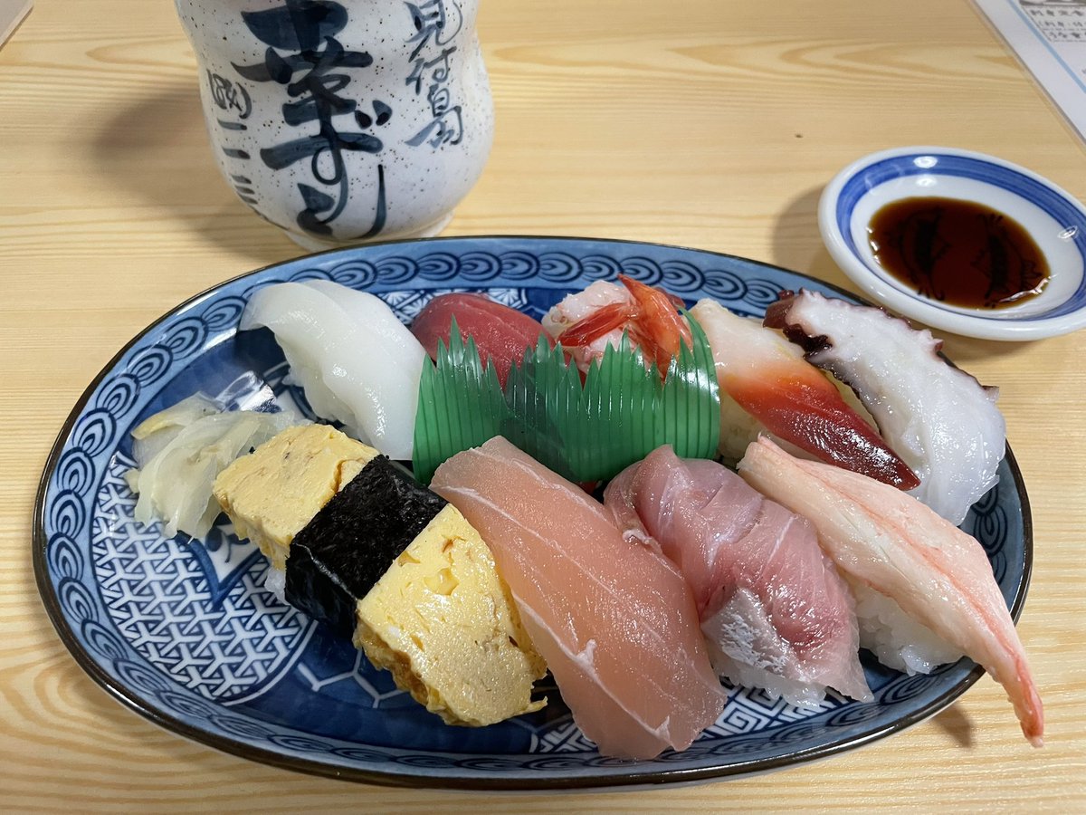 3shokudon's tweet photo. 幸すしさんでランチ🍣
楽しい大将✨賑やかに美味しい時間ありがとうございました♪
お味噌汁も付けてくださり、大満足🙌

#防災シスターズ3色丼
#能登　#珠洲市
#幸すし　#赤プル　#木村知世子 https://t.co/Fi1hBuevH2