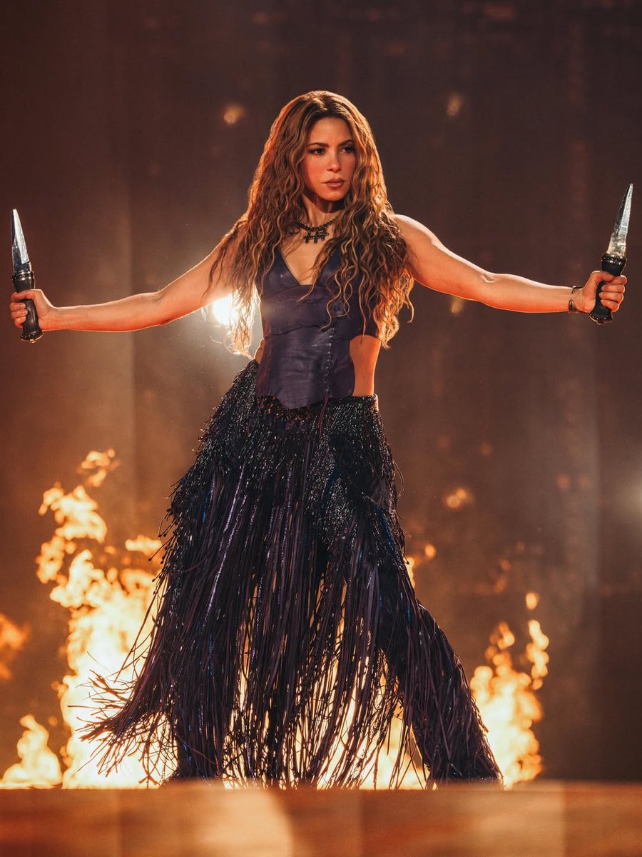ShakiraAguante's tweet photo. Los actos de Ojos Así y Whenever Wherever tienen tanta mística que siempre que @shakira los empieza el público queda en silencio y se dejan llevar... https://t.co/tt9vCrCbrf