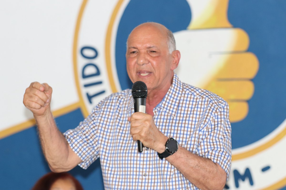 prmsdn's tweet photo. Santo Domingo Norte | El PRM, encabezado por Isidro Torres, socializó su proceso de reforma estatutaria y reafirmó su respaldo a las medidas económicas impulsadas por el presidente Luis Abinader para enfrentar los desafíos del contexto internacional. 🇩🇴 #PRM #SantoDomingoNorte https://t.co/nMAynuwGq0