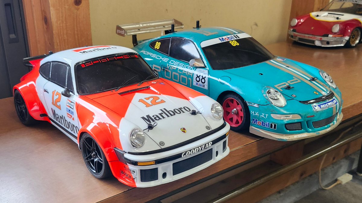 Yoshi_collapse's tweet photo. 少し時間ができたので千音寺サーキットへ
今日はこの2台のポルシェを走らせてきた。
９１１の方は以前から使ってるCカーシャーシを２５１ｍｍしたDＤカー
GT3ボディーに対応させる為フロントを104のサスアームに変更したナローバージョン。
＃タミヤRC
＃ポルシェ934
＃タミヤCカー https://t.co/lA68AFr8gf