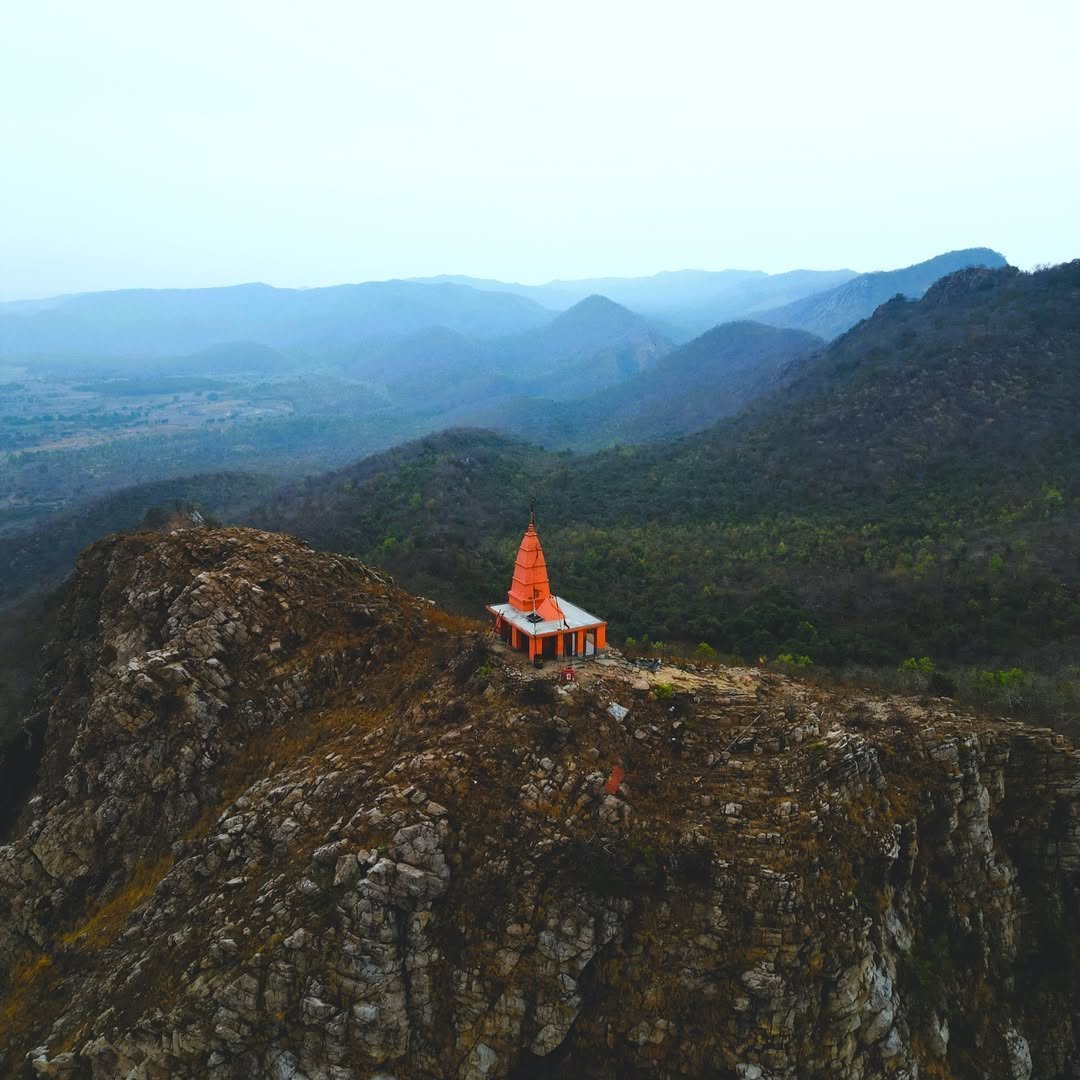 mrrhmehta1's tweet photo. Giddeshwar Hill Temple standing tall in Jamui, Bihar ⛰️

Pure peace at height 🙏

#GiddeshwarTemple #Bihar #SpiritualIndia https://t.co/5nFPF2UDqC