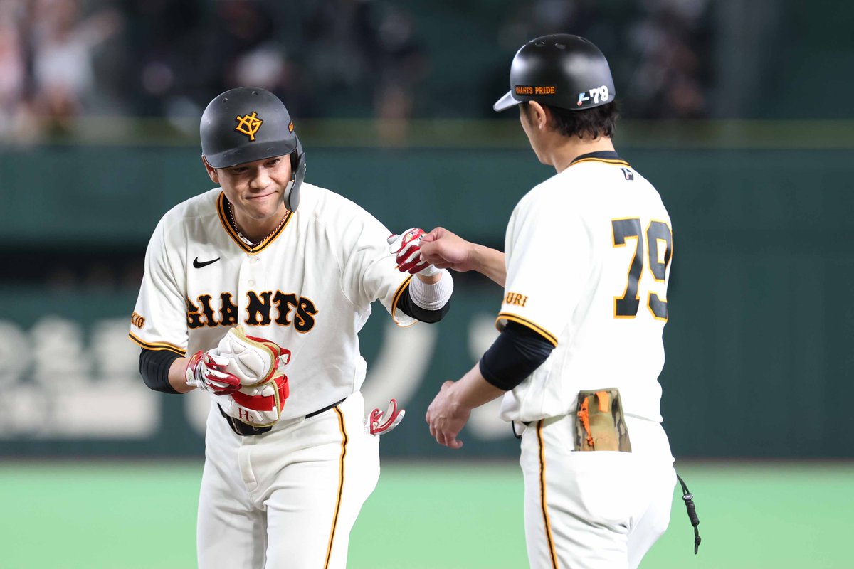 TokyoGiants's tweet photo. 【六回裏】巨人 2-3 中日

代打 #坂本勇人 選手がライト前ヒットを放ち二死一三塁！ https://t.co/wZj7z4ZDOZ