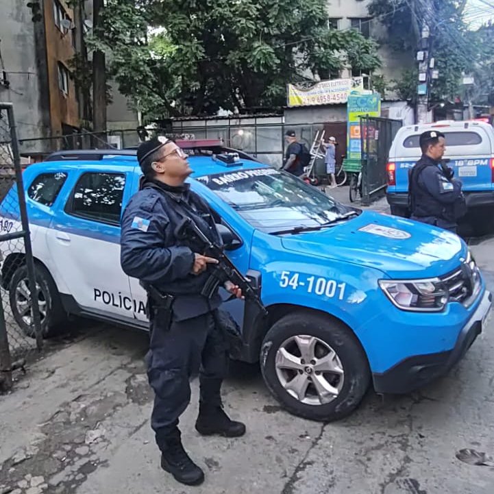 PMERJ's tweet photo. 🚔 POLICIAMENTO REFORÇADO | 📍JACAREPAGUÁ

O #18BPM intensifica o policiamento na região do Rio das Pedras, em Jacarepaguá, nesta sexta-feira (19/06).

#PMERJ #ServireProteger #18BPM #Jacarepaguá #RioDasPedras #PoliciamentoReforçado https://t.co/dKrvpitQDO