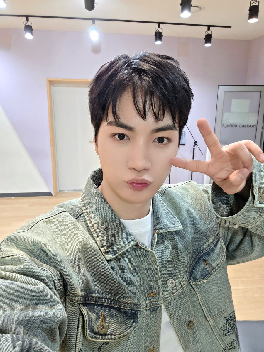em_jonghyeon's tweet photo. 260619 #어나더클라스 📸

종현이의 다양한 모습을 보여준
어나더 클라스💙

#김종현 #KIMJONGHYEON https://t.co/pLsTJx6uCp