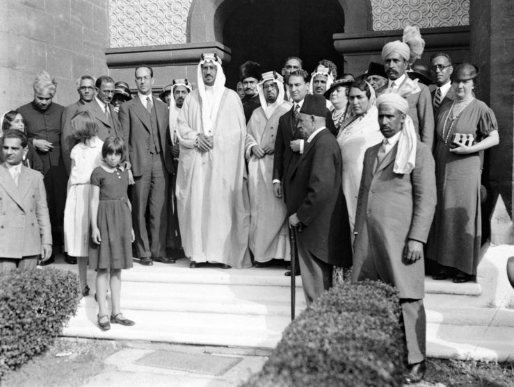 Awter9's tweet photo. وليي العهد الأمير سعود بن عبدالعزيز #الملك_سعود رحمه الله، خلال زيارته إلى لندن، زار مسجد ووكنغ بدعوة من الجمعية الإسلامية في بريطانيا مع ممثل المملكة في بريطانيا ، الشيخ حافظ وهبة .و أقيم حفل استقبال على شرفه ،تم فيه تقديم جميع وزراء الدول الإسلامية لدى البلاط الملكي البريطاني ،بالإضافة إلى وجود إقبال أحمد نجل إمام مسجد شاه جهان، ، وزيارة الأمير سعود داخل المسجد، وذلك بتاريخ 30 يونيو/حزيران 1935. ويُعد مسجد شاه جهان أول مسجد يُبنى في أوروبا بعد مساجد الأندلس .