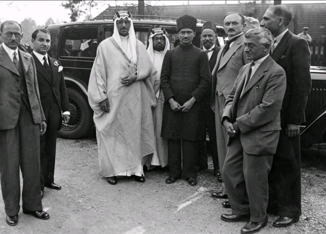 Awter9's tweet photo. وليي العهد الأمير سعود بن عبدالعزيز #الملك_سعود رحمه الله، خلال زيارته إلى لندن، زار مسجد ووكنغ بدعوة من الجمعية الإسلامية في بريطانيا مع ممثل المملكة في بريطانيا ، الشيخ حافظ وهبة .و أقيم حفل استقبال على شرفه ،تم فيه تقديم جميع وزراء الدول الإسلامية لدى البلاط الملكي البريطاني ،بالإضافة إلى وجود إقبال أحمد نجل إمام مسجد شاه جهان، ، وزيارة الأمير سعود داخل المسجد، وذلك بتاريخ 30 يونيو/حزيران 1935. ويُعد مسجد شاه جهان أول مسجد يُبنى في أوروبا بعد مساجد الأندلس .