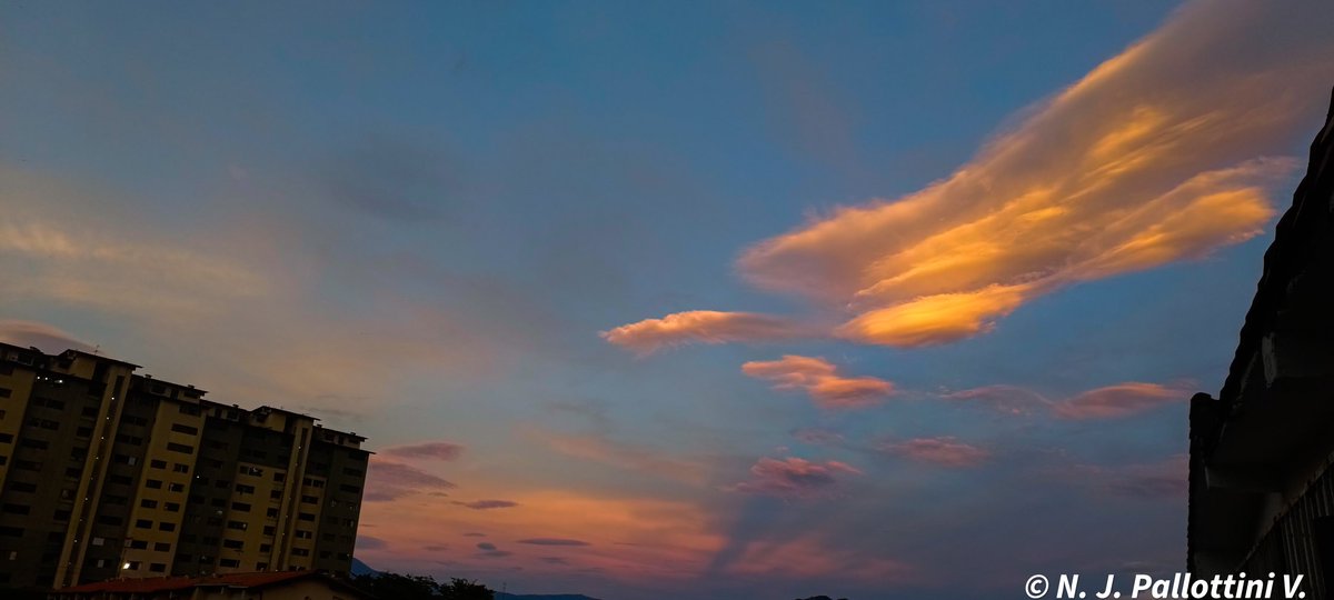 NJPallottiniV's tweet photo. Amanecer del viernes.
San Cristóbal -  Venezuela.

#sunrise #amanecer #postal #nature #picture #capture #sancristobal #tachira #venezuela #sky https://t.co/4v0shTKZSg